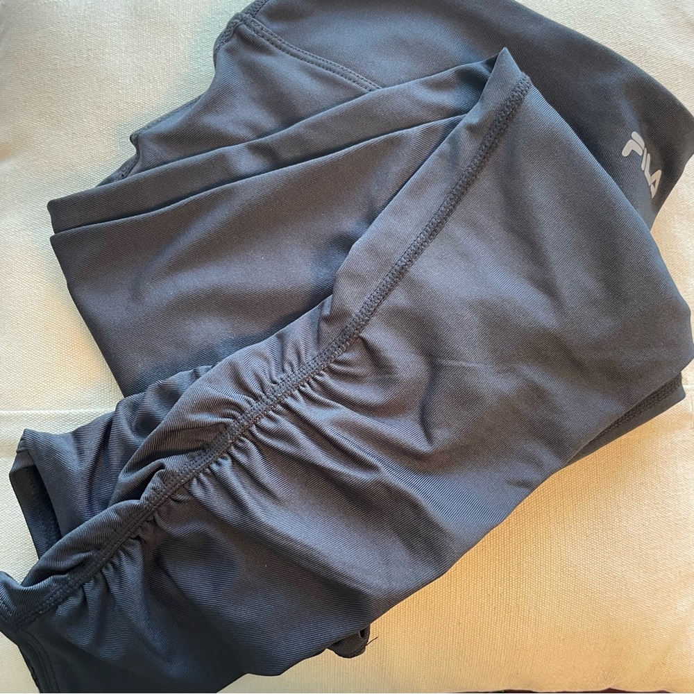FILA Women’s XS 3/4 Length Ruched Gray Leggings / Yoga Pants